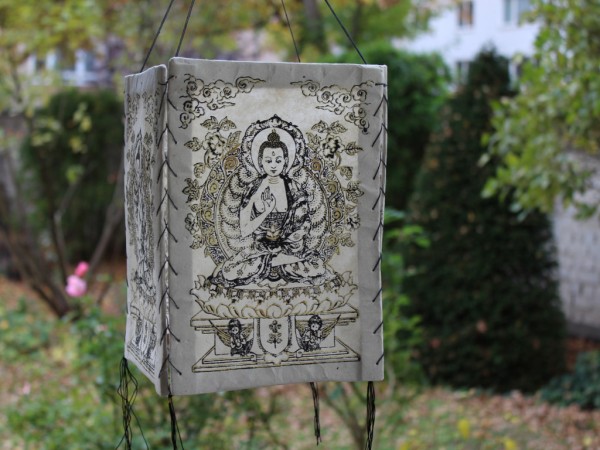 Lampenschirm aus Lokta-Papier; mit Buddha+Verzierung; weiss