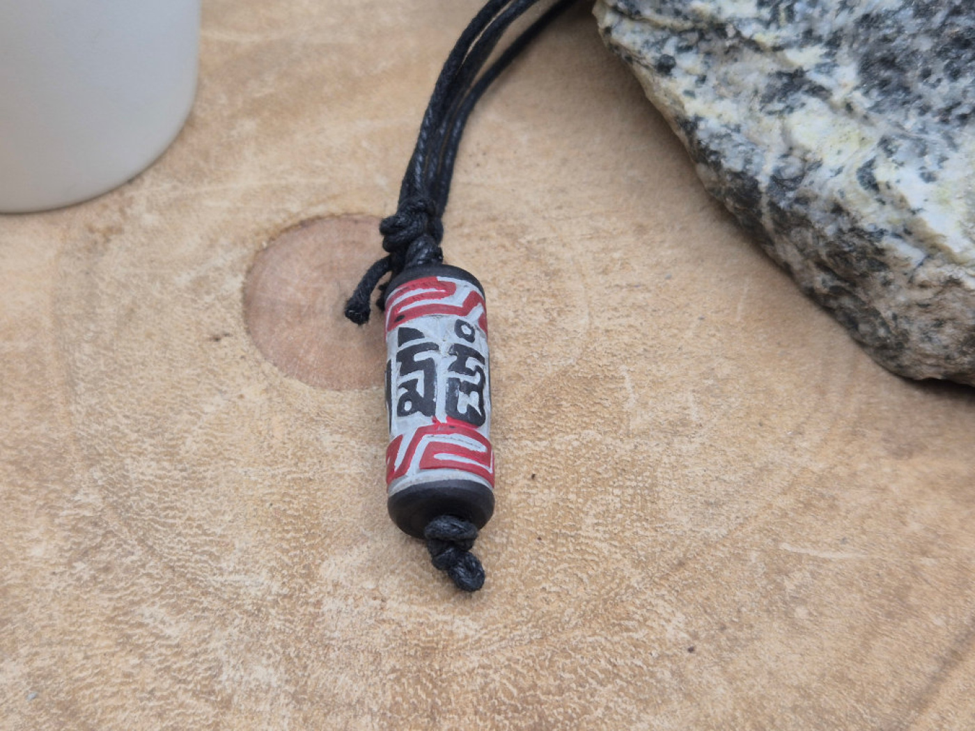 Handgefertigter Schiefer-Gestein-Anhänger aus Nepal mit farbigem Gebetsmühlen-Motiv und Mantra Om Mani Padme Hum