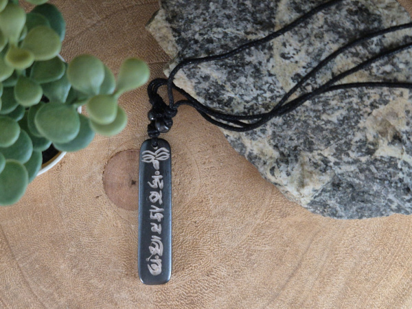 Schwarzer Knochenanhänger aus Nepal mit Buddha-Augen und Mantra Om Mani Padme Hum – handgeschnitzte Kette aus Nepal