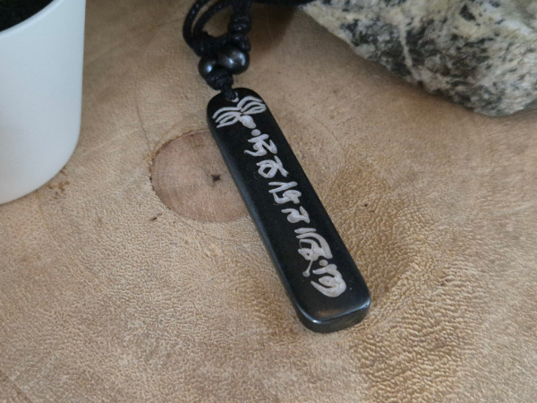 Schwarzer Knochenanhänger aus Nepal mit Buddha-Augen und Mantra Om Mani Padme Hum – handgeschnitzte Kette aus Nepal