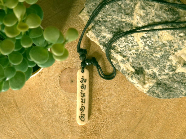 Beigefarbener Knochenanhänger mit tibetischem Mantra Om Mani Padme Hum an schwarzem Band – Handarbeit aus Nepal