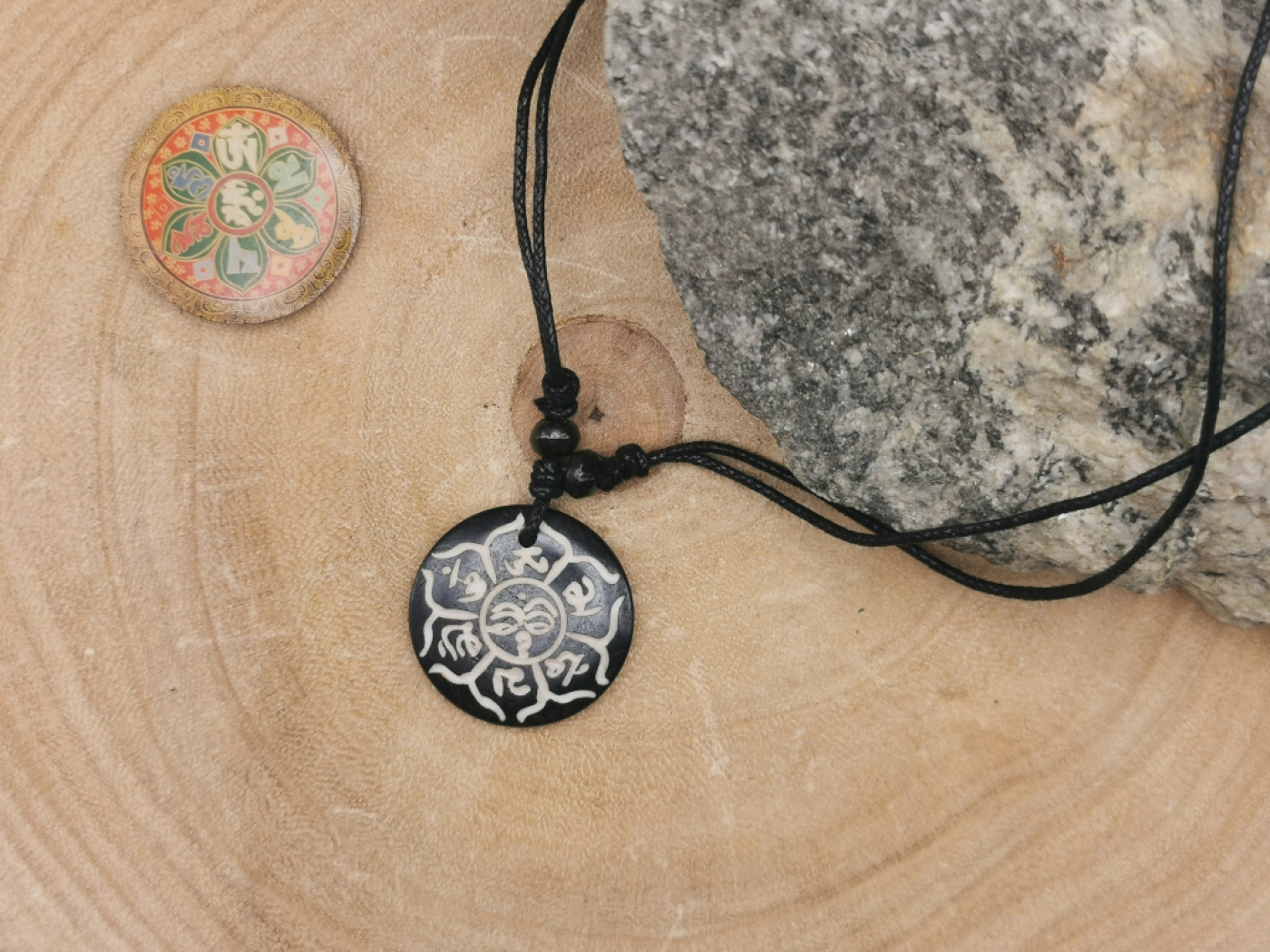 Kette "Lotusblüte" mit Buddha-Augen und Mantra | rund | schwarz