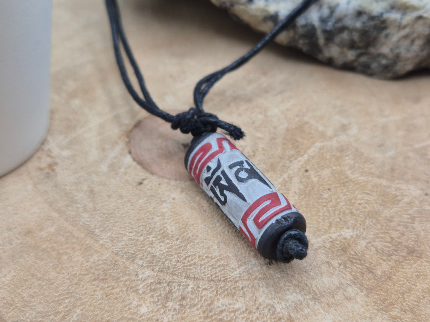 Handgefertigter Schiefer-Gestein-Anhänger aus Nepal mit farbigem Gebetsmühlen-Motiv und Mantra Om Mani Padme Hum