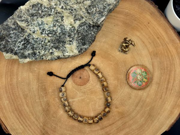 Knochen Mala-Armband mit eingraviertem Muster | braun