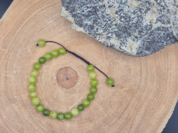 Handgefertigtes Armband aus Serpentin-Jade in verschiedenen Grüntönen, gefertigt in Nepal