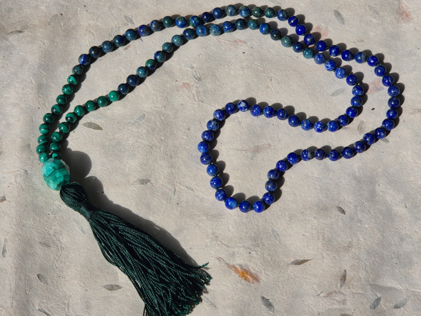 CHHAYA · Mala aus Lapis, Chrysokoll und Malachit
