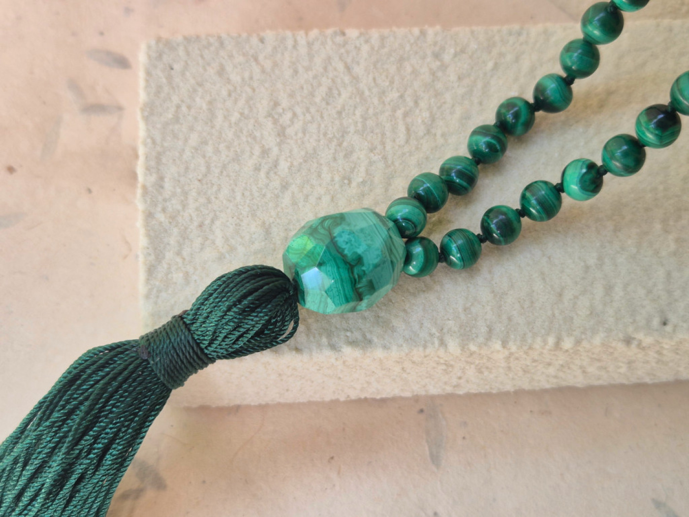 CHHAYA · Mala aus Lapis, Chrysokoll und Malachit