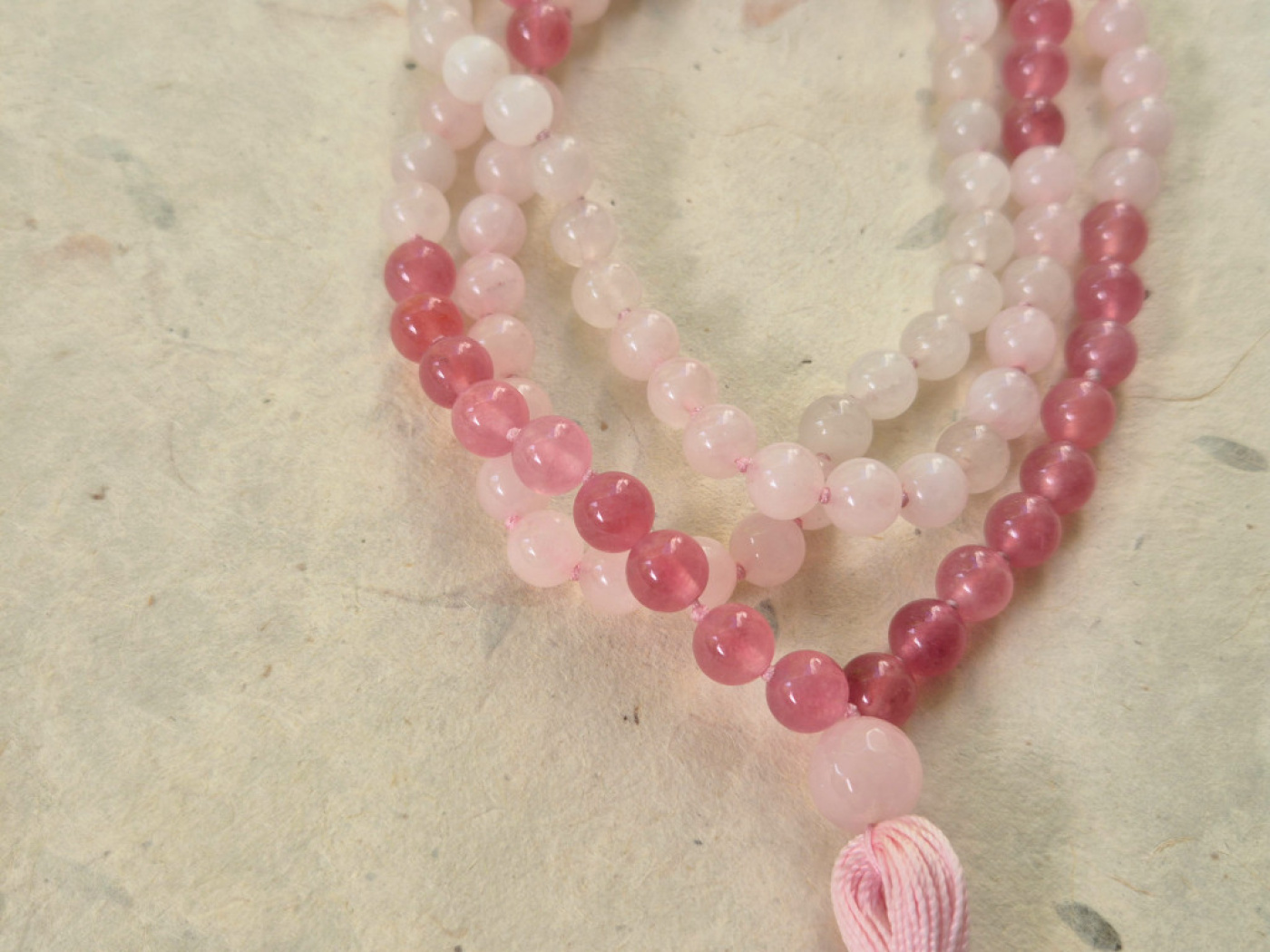 KUSUM · Mala aus Rosenquarz · Dharmapala