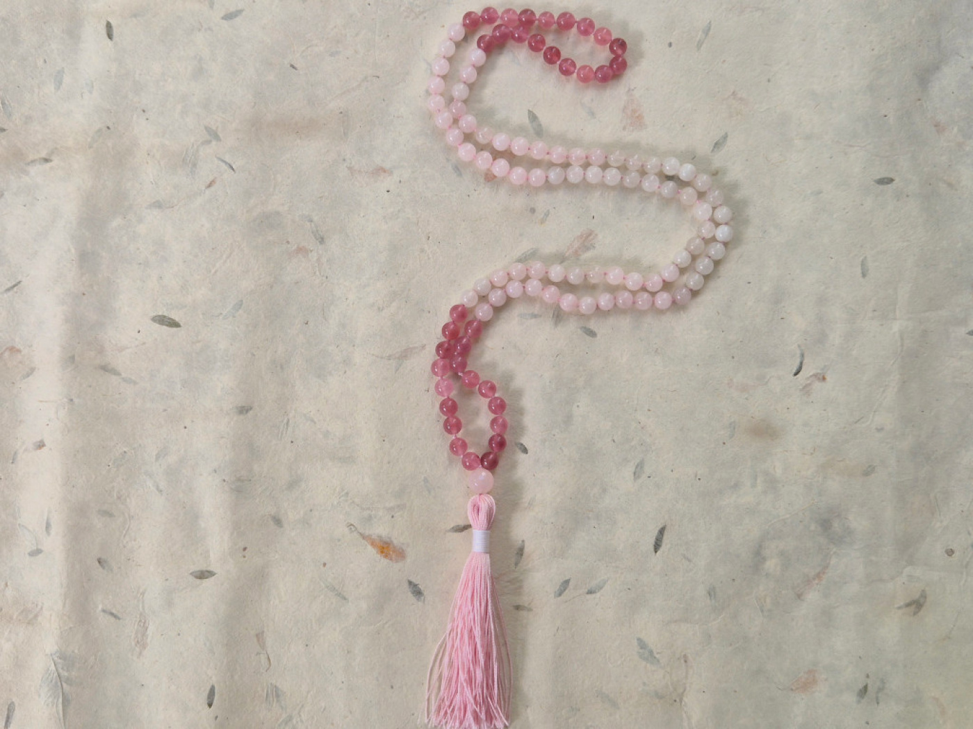 KUSUM · Mala aus Rosenquarz · Dharmapala