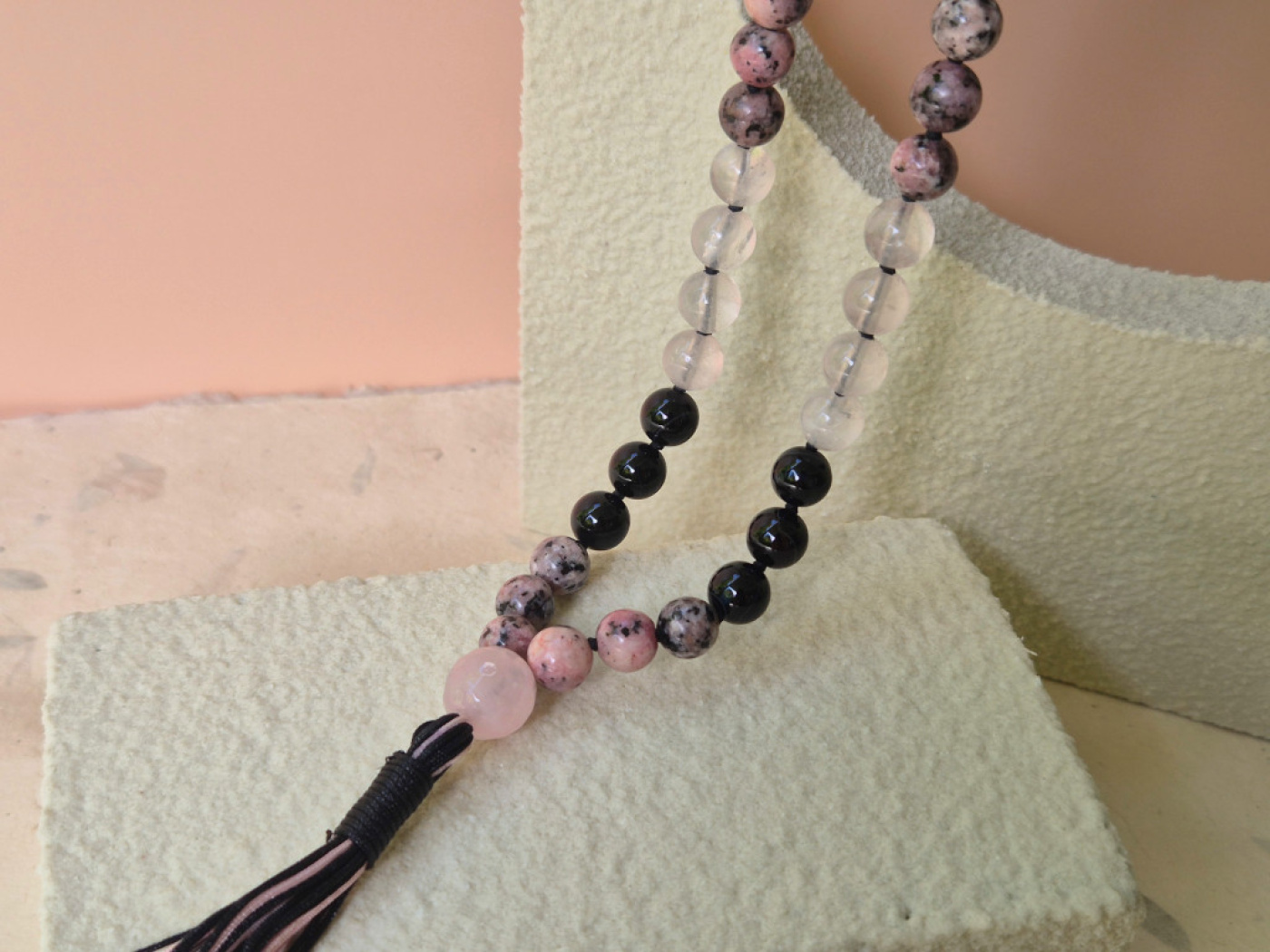 Mala aus Rhodonit, Achat, Bergkristall & Rosenquarz · Dharmapala