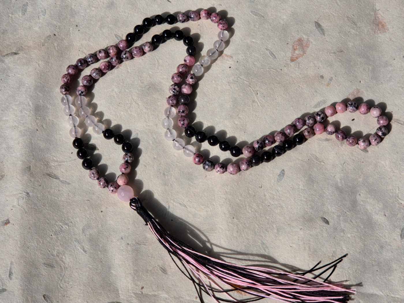 Mala aus Rhodonit, Achat, Bergkristall & Rosenquarz · Dharmapala