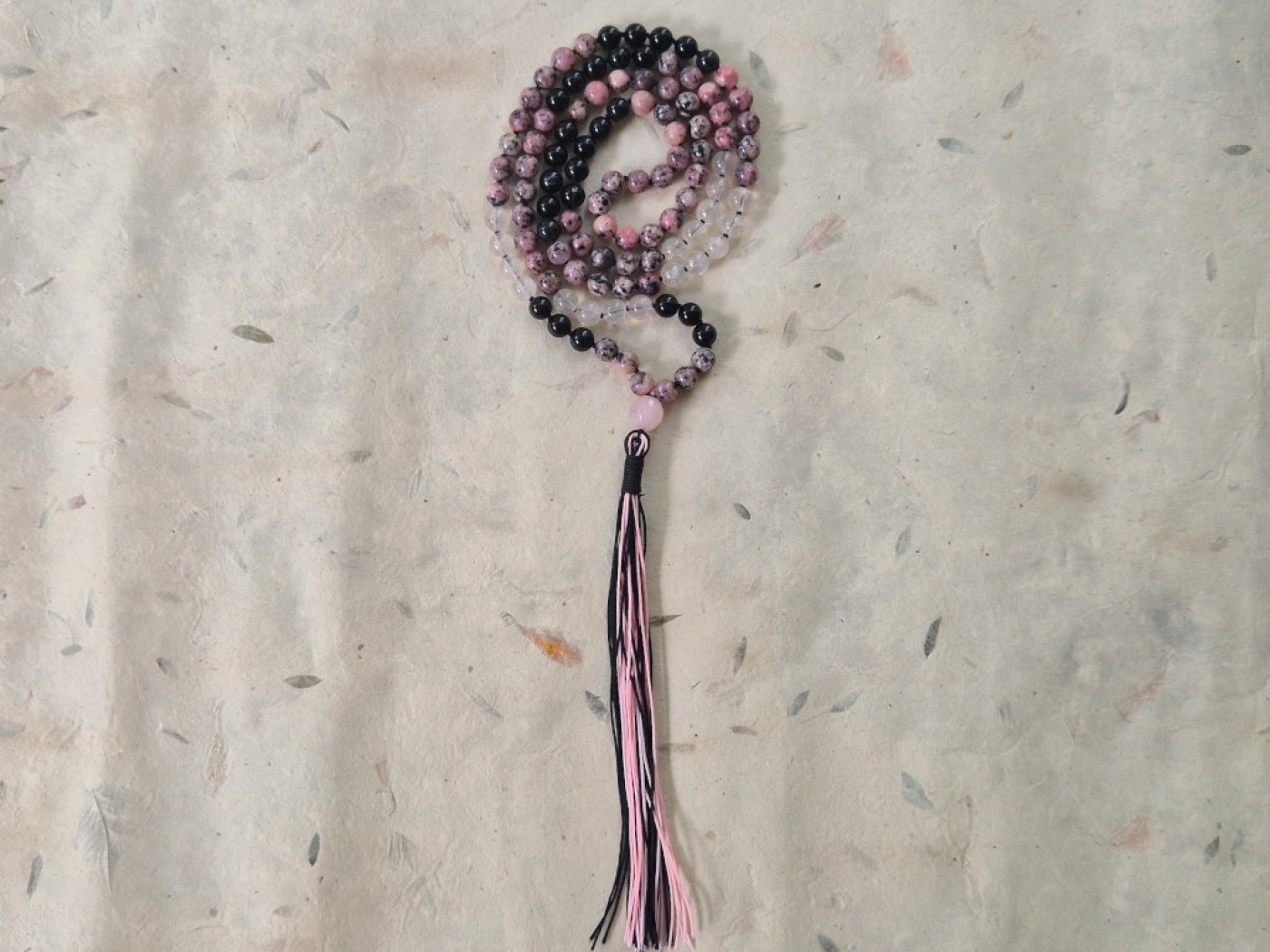 Mala aus Rhodonit, Achat, Bergkristall & Rosenquarz · Dharmapala