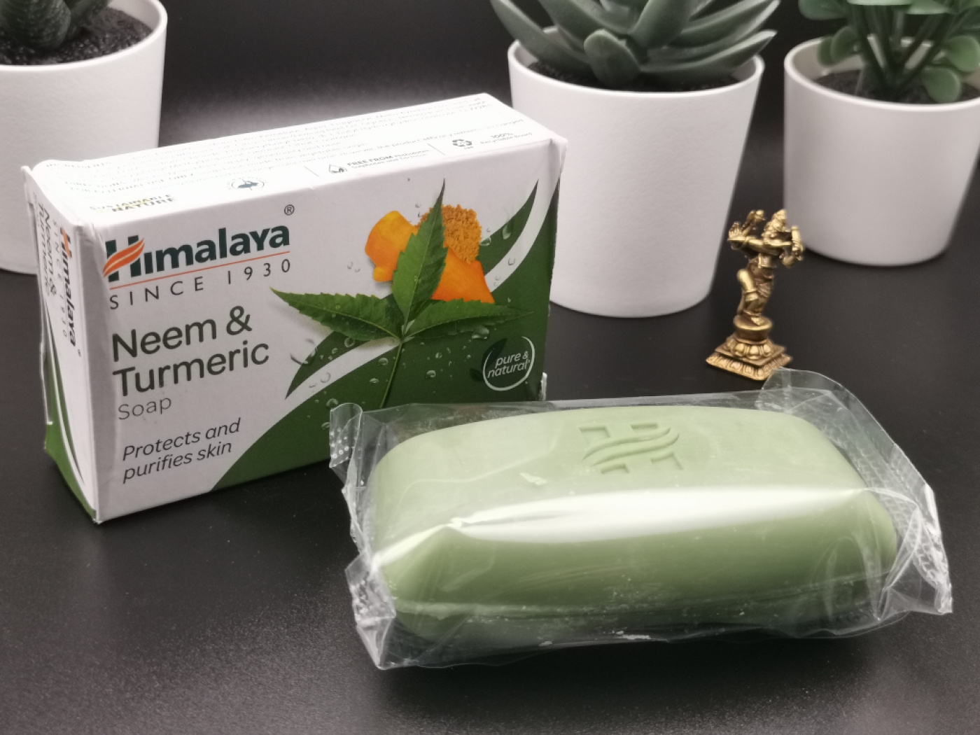 Himalaya Neem & Turmeric Seife – ayurvedische Pflanzenseife mit Neem und Kurkuma für die tägliche Reinigung von Händen und Körper, 125 g.