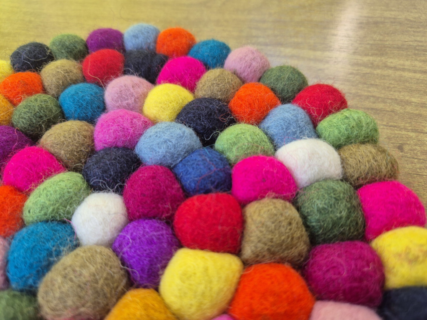 Handgefertigter Untersetzer aus Filz – bunt