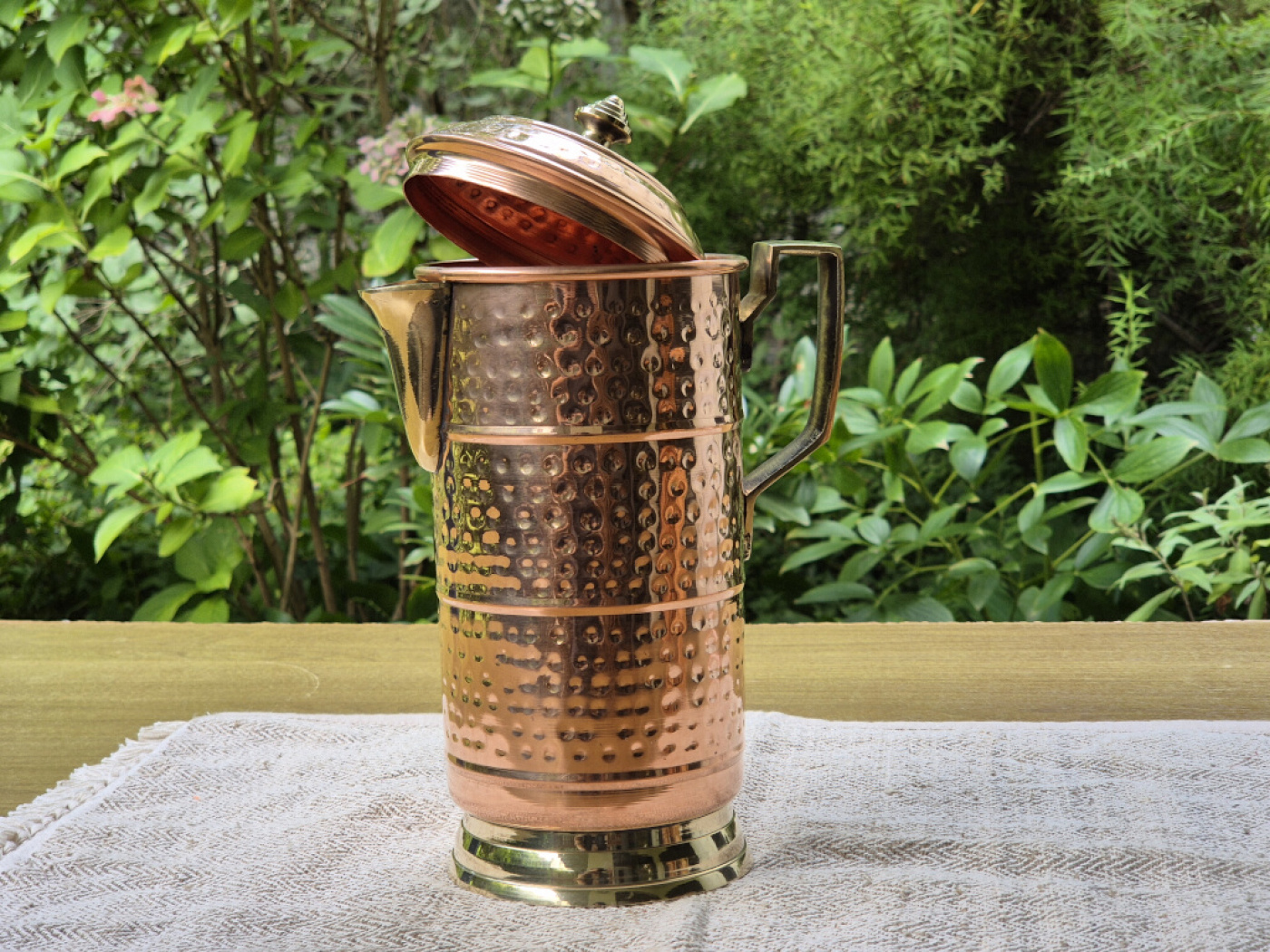 Handgefertigter Kupfer-Wasserkrug aus Nepal mit Deckel und gehämmerter Oberfläche