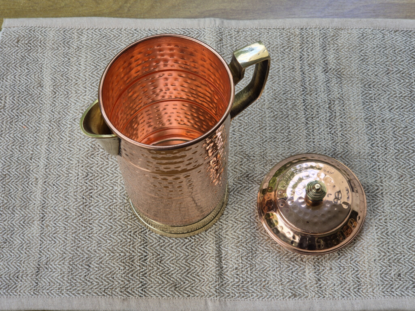 Handgefertigter Kupfer-Wasserkrug aus Nepal mit Deckel und gehämmerter Oberfläche