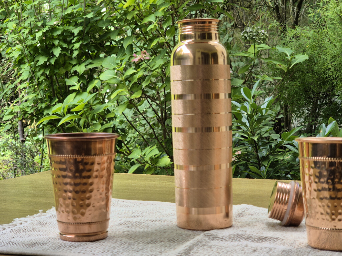 Handgefertigte Kupfer-Trinkflasche aus Nepal im eleganten Linien-Design