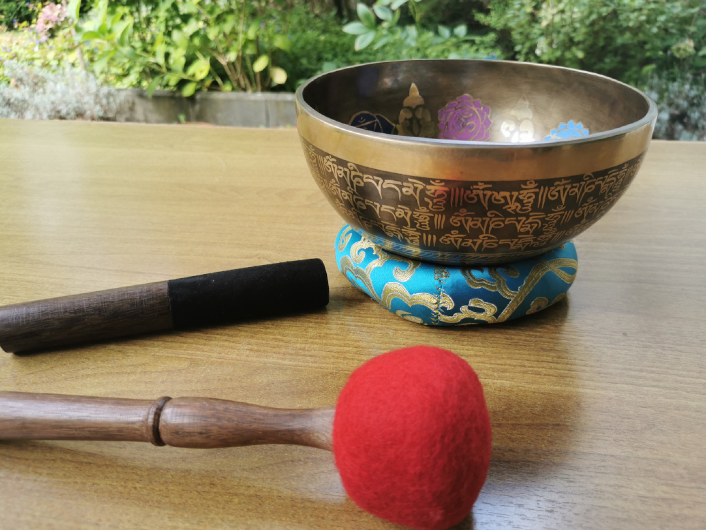 Yoga & Chakra Klangschale mit Mantra – handverziertes Klanginstrument aus Nepal