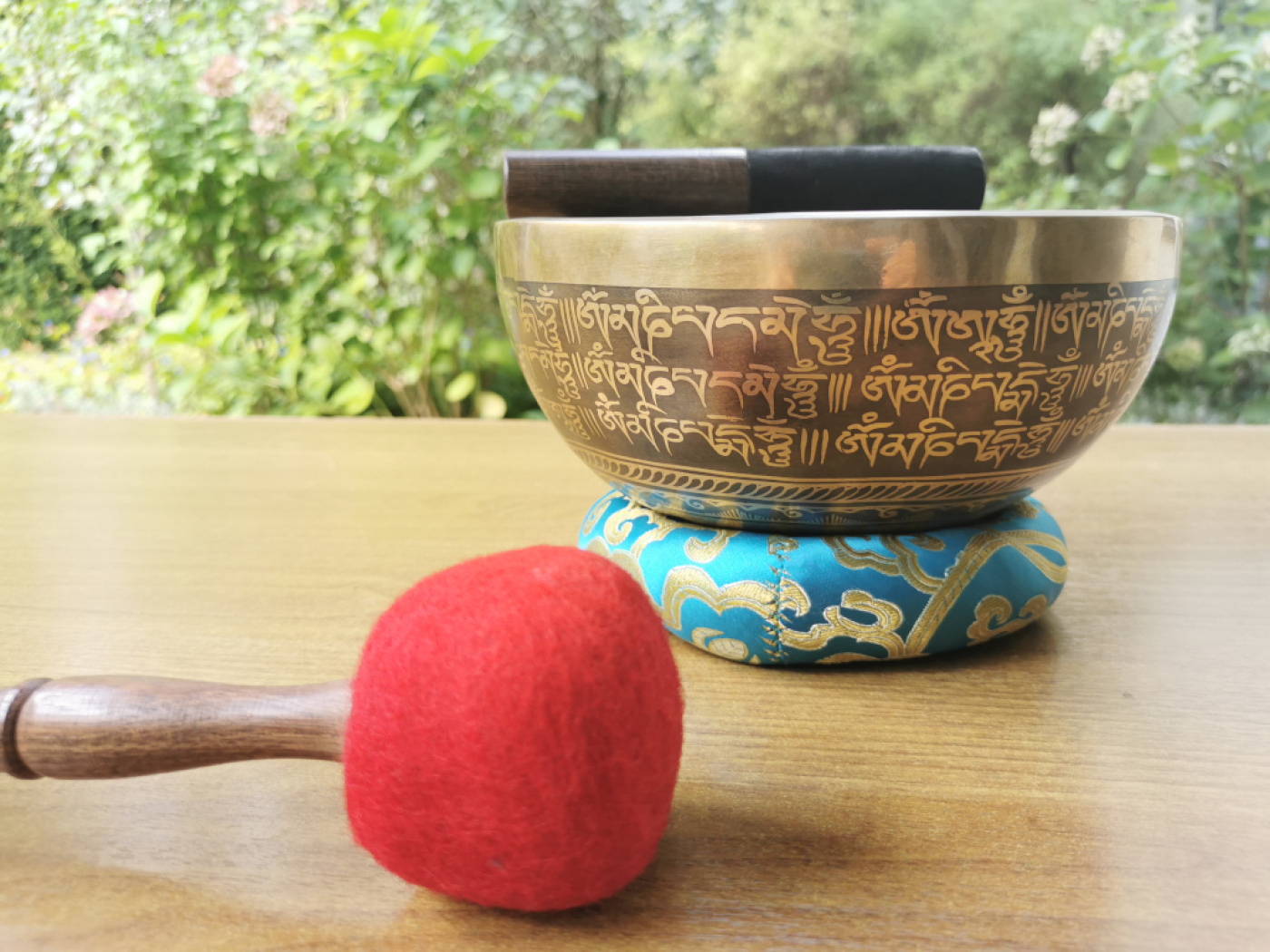 Yoga & Chakra Klangschale mit Mantra – handverziertes Klanginstrument aus Nepal