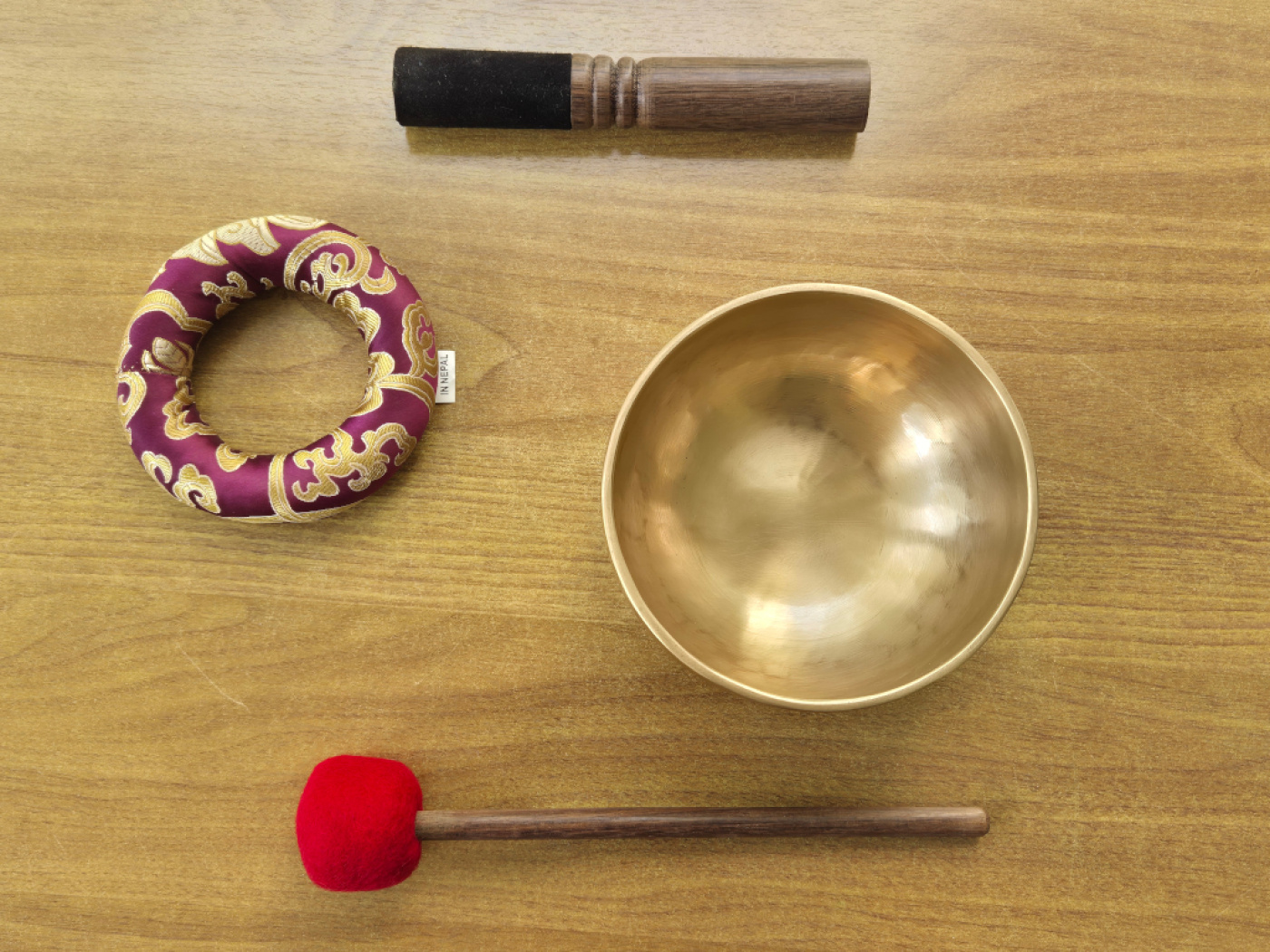 Kleine traditionelle Klangschale | ca. 500-600g | ca. 14cm | matt-gold | inkl. Kissen, Klöppel und Filzschläger