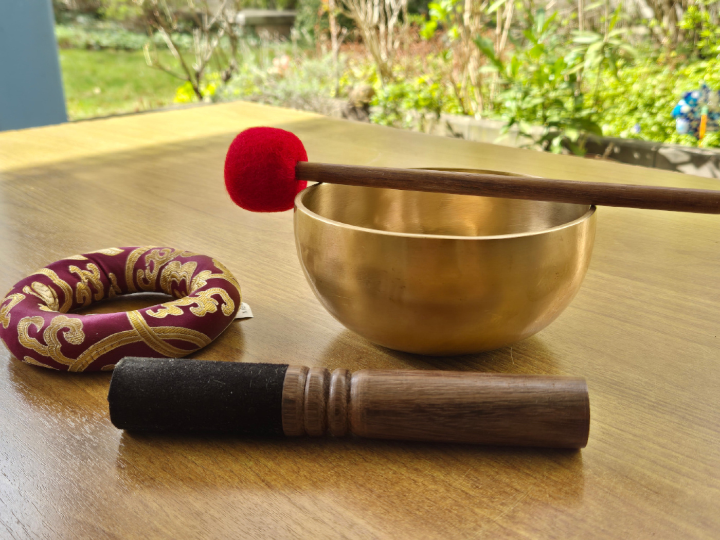 Kleine traditionelle Klangschale | ca. 500-600g | ca. 14cm | matt-gold | inkl. Kissen, Klöppel und Filzschläger