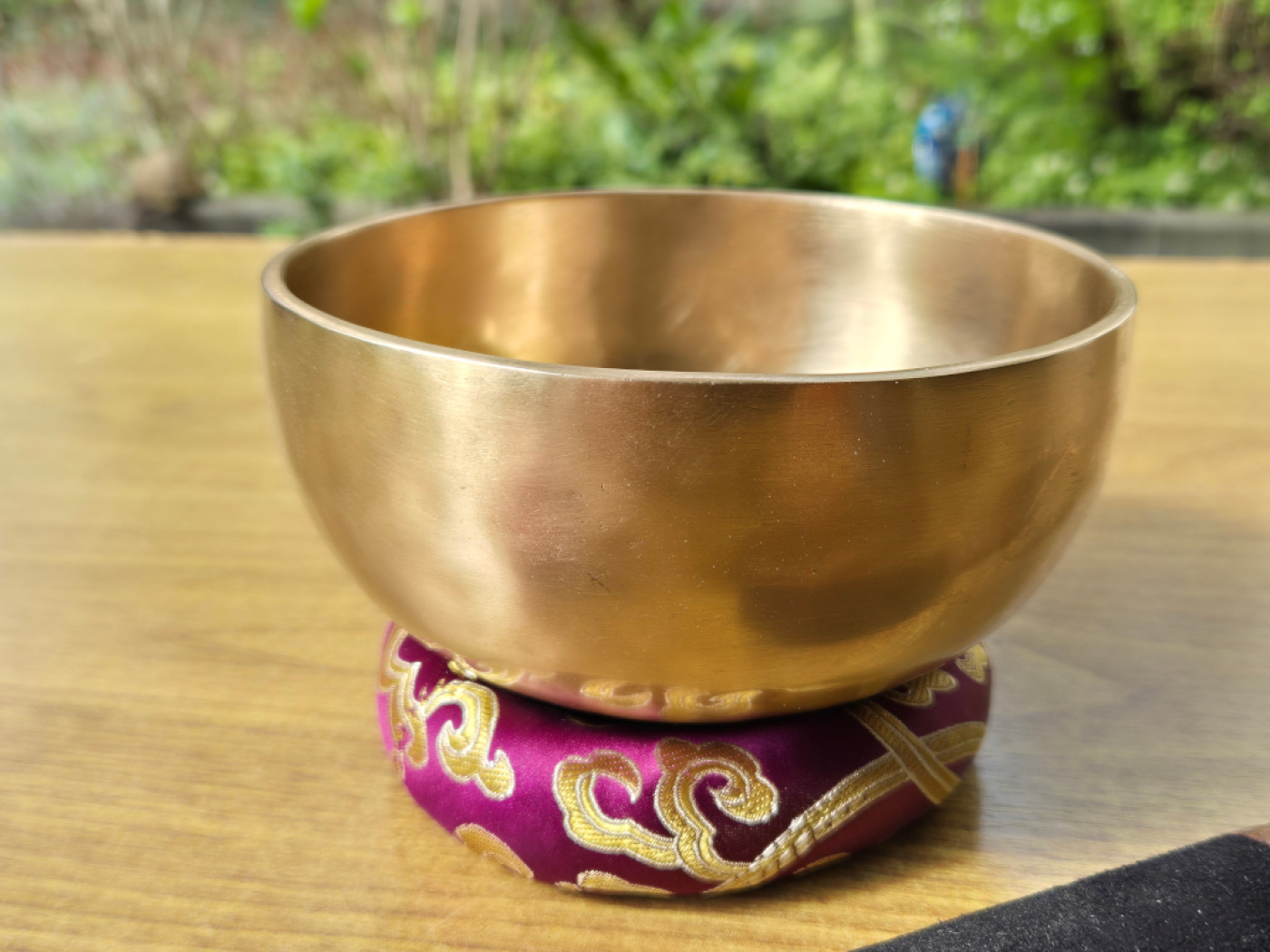 Kleine traditionelle Klangschale | ca. 500-600g | ca. 14cm | matt-gold | inkl. Kissen, Klöppel und Filzschläger