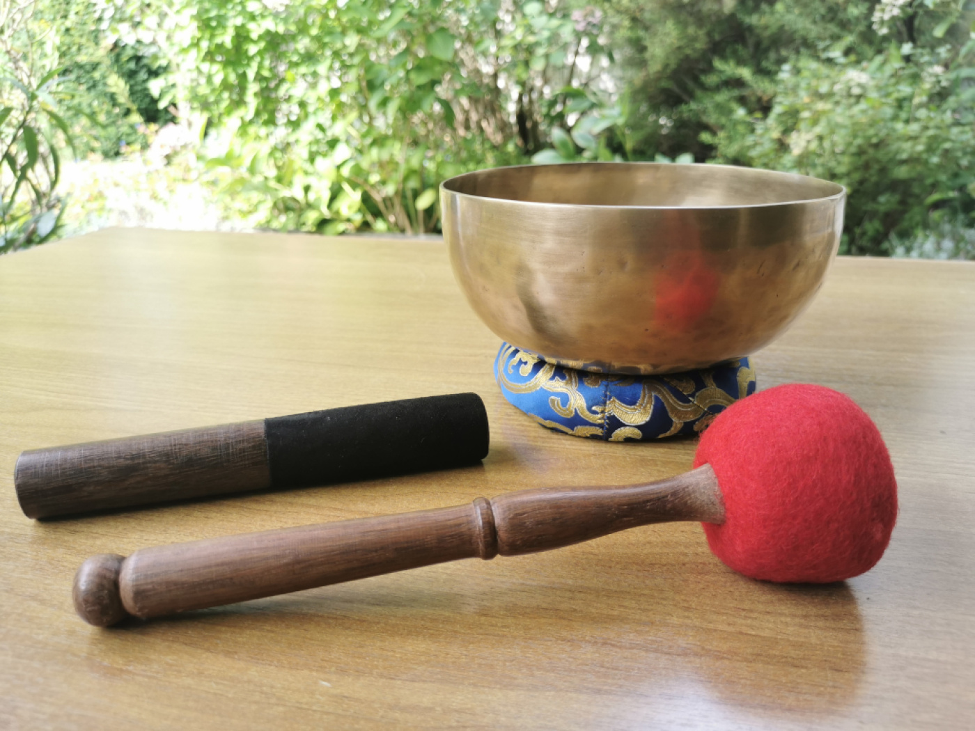 Klassische Klangschale | ca.1.100g / 20cm / matt-gold / geschmiedet / inkl. Filzklöppel