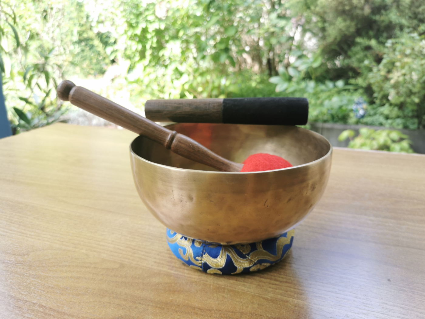 Klassische Klangschale | ca.1.100g / 20cm / matt-gold / geschmiedet / inkl. Filzklöppel