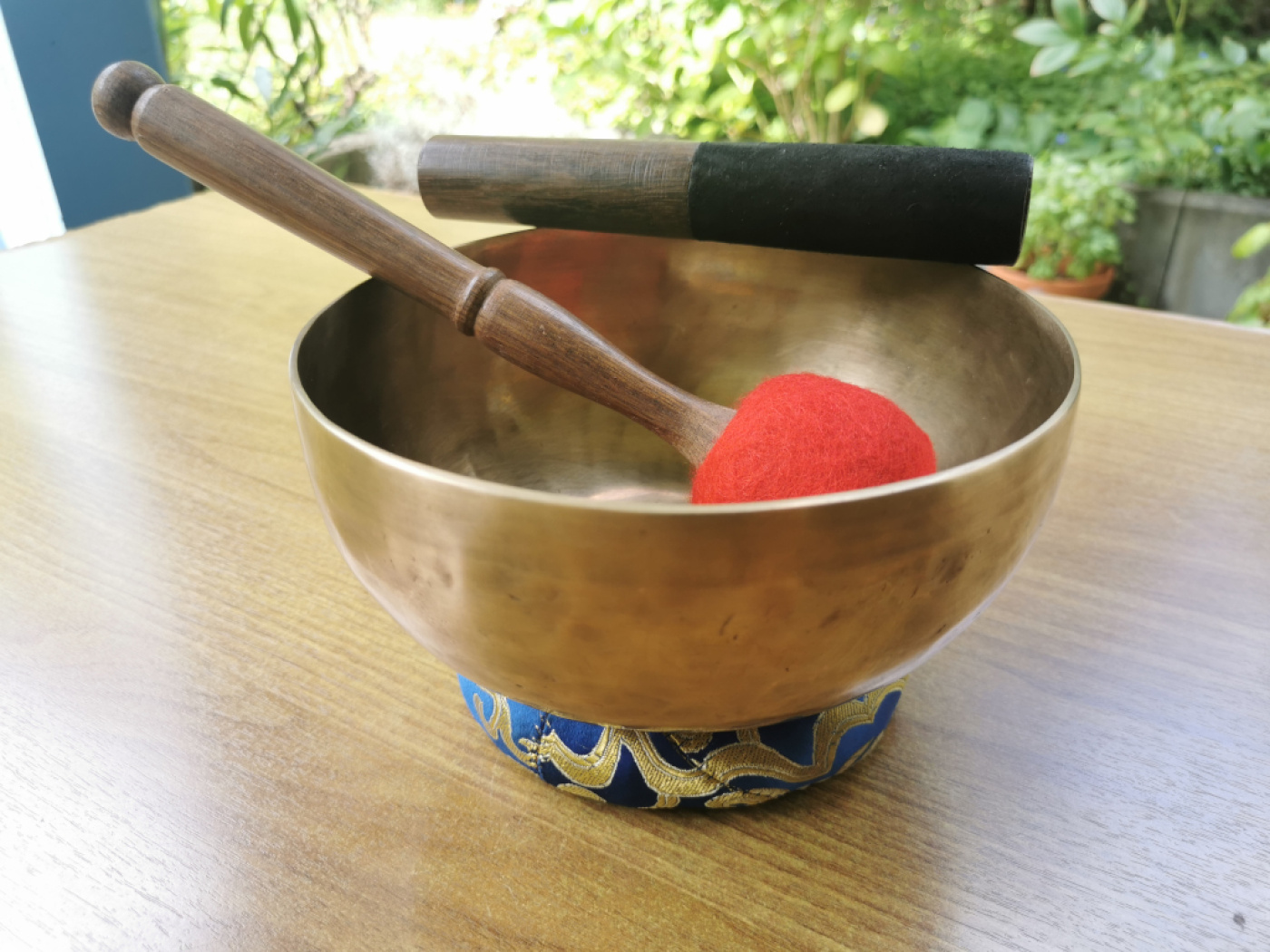 Klassische Klangschale | ca.1.100g / 20cm / matt-gold / geschmiedet / inkl. Filzklöppel