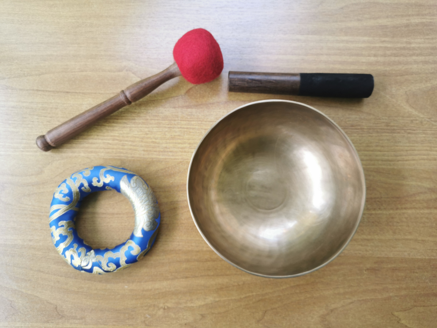 Klassische Klangschale | ca.1.100g / 20cm / matt-gold / geschmiedet / inkl. Filzklöppel