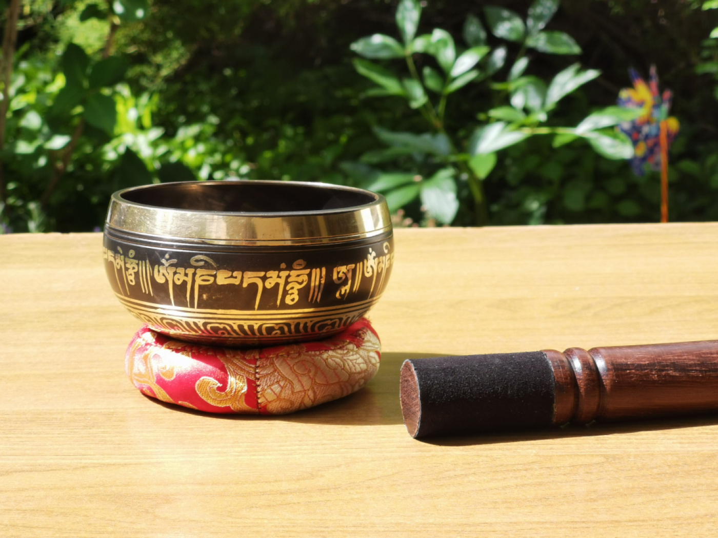 Klangschale mit Mantra | ca. 340g / ca. 10cm / Kissenfarbe wählbar