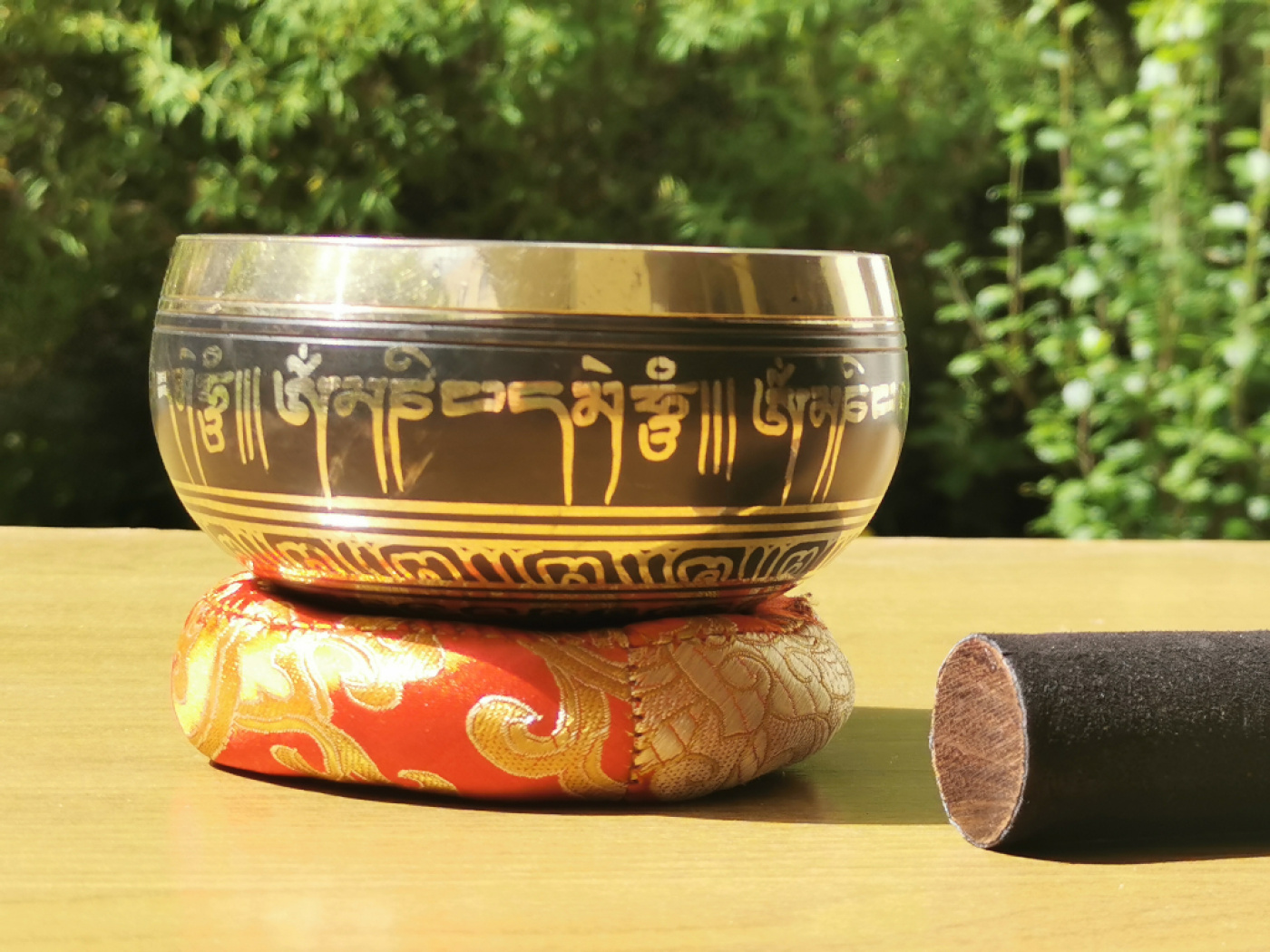 Klangschale mit Mantra | ca. 340g / ca. 10cm / Kissenfarbe wählbar