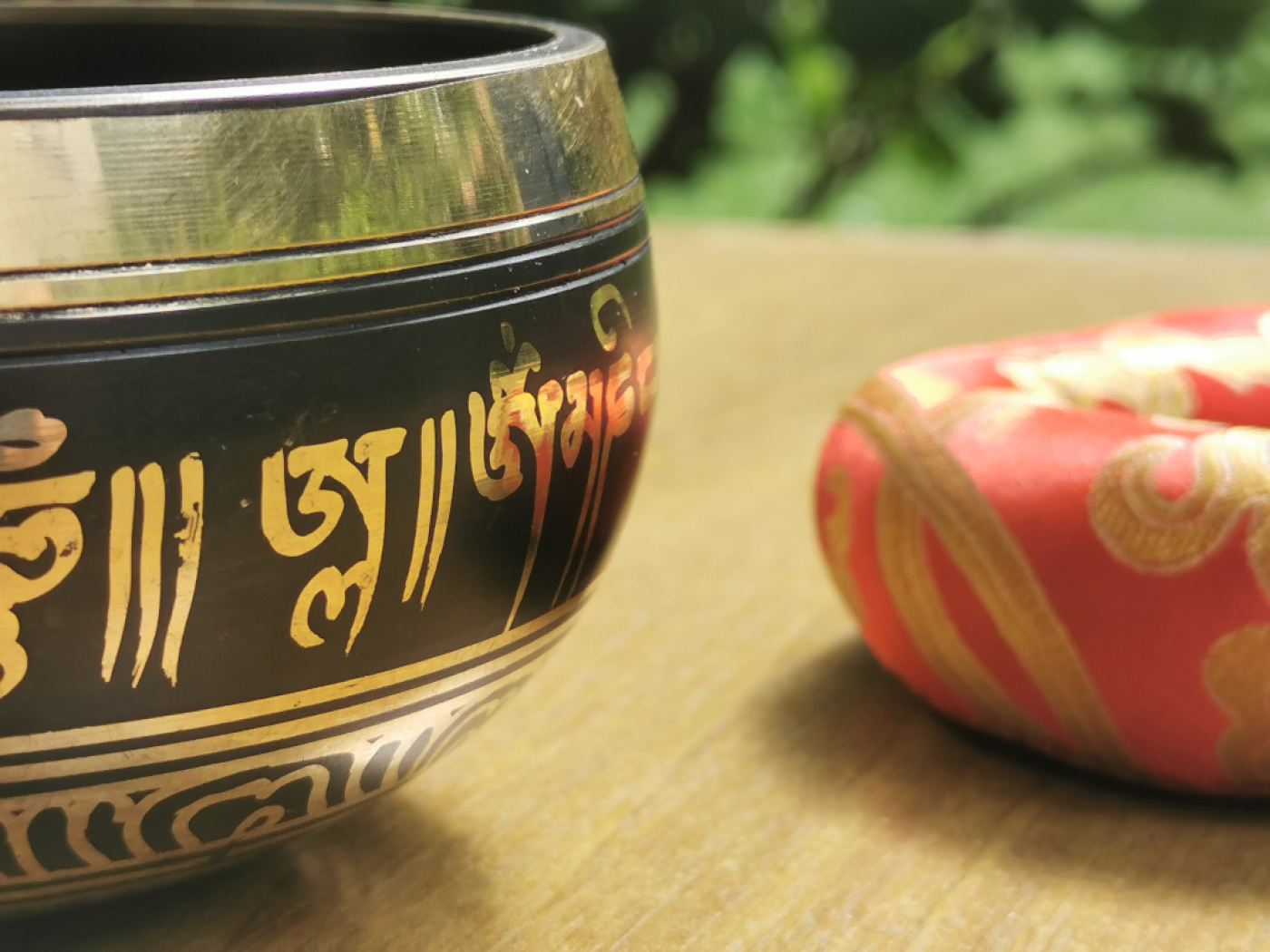 Klangschale mit Mantra | ca. 340g / ca. 10cm / Kissenfarbe wählbar