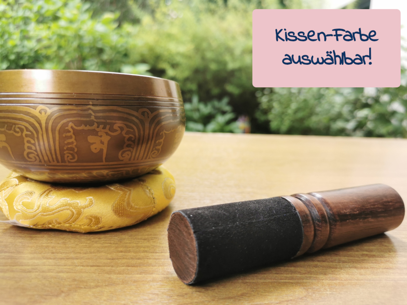 Klangschale mit Mantra Zeichen | ca. 340g / 10cm / gegossen / Kissen-Farbe wählbar