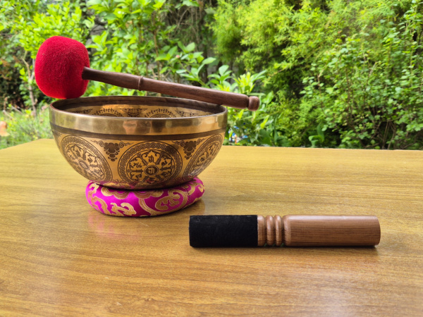 Buddha Bowl Klangschale mit Buddha-Gravur und Mantra-Symbolen – handverziertes Klanginstrument aus Nepal