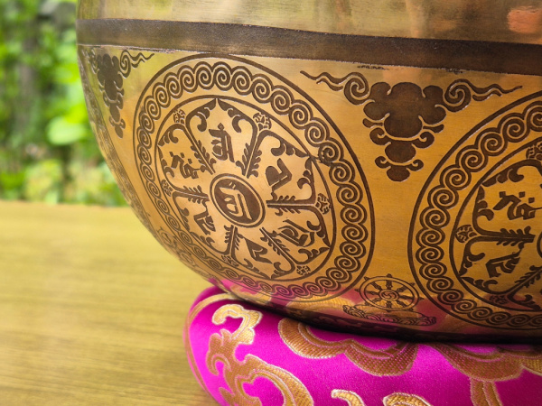 Buddha Bowl Klangschale mit Buddha-Gravur und Mantra-Symbolen – handverziertes Klanginstrument aus Nepal
