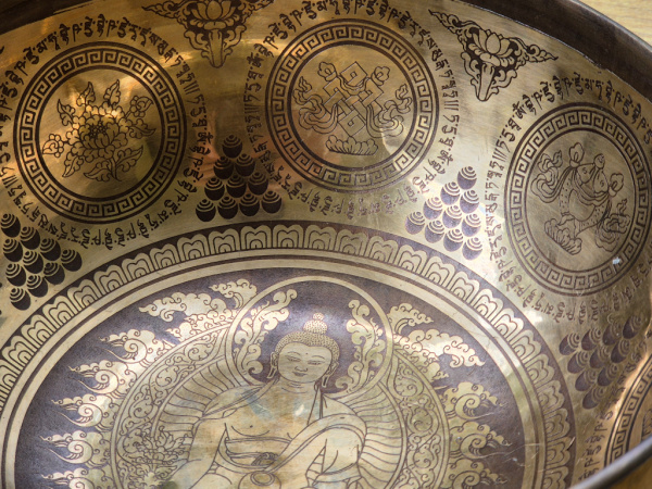 Buddha Bowl Klangschale mit Buddha-Gravur und Mantra-Symbolen – handverziertes Klanginstrument aus Nepal
