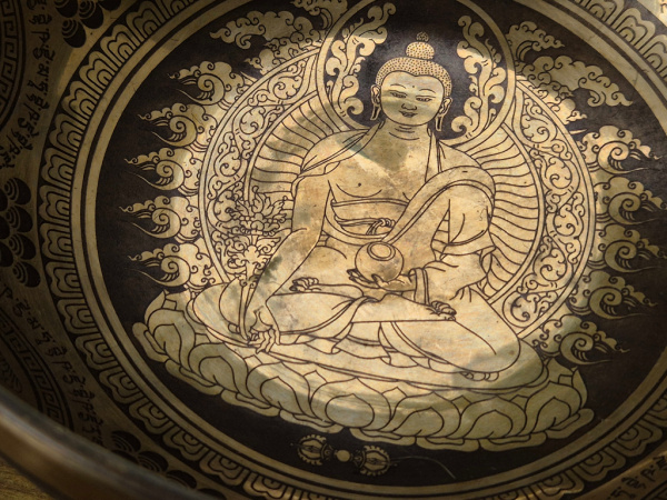 Buddha Bowl Klangschale mit Buddha-Gravur und Mantra-Symbolen – handverziertes Klanginstrument aus Nepal