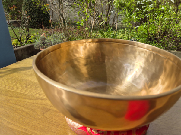 Große klassische Klangschale | ca. 2,2Kg / 27,5cm / matt-gold / geschmiedet / inkl. Filzklöppel