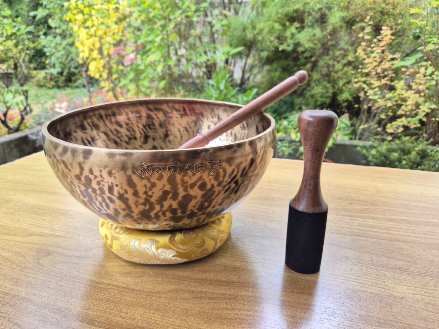 Große handgeschmiedete Moon-Klangschale aus Nepal mit Mantra-Gravur, Moon-Finish und Brokat-Kissen