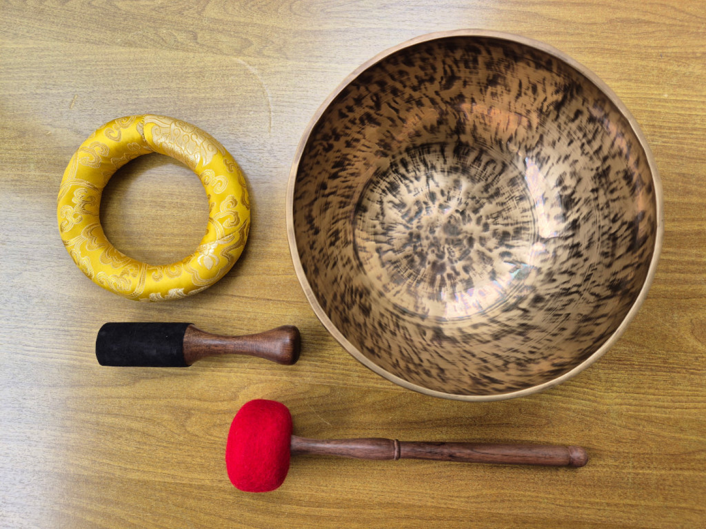 Große handgeschmiedete Moon-Klangschale aus Nepal mit Mantra-Gravur, Moon-Finish und Brokat-Kissen