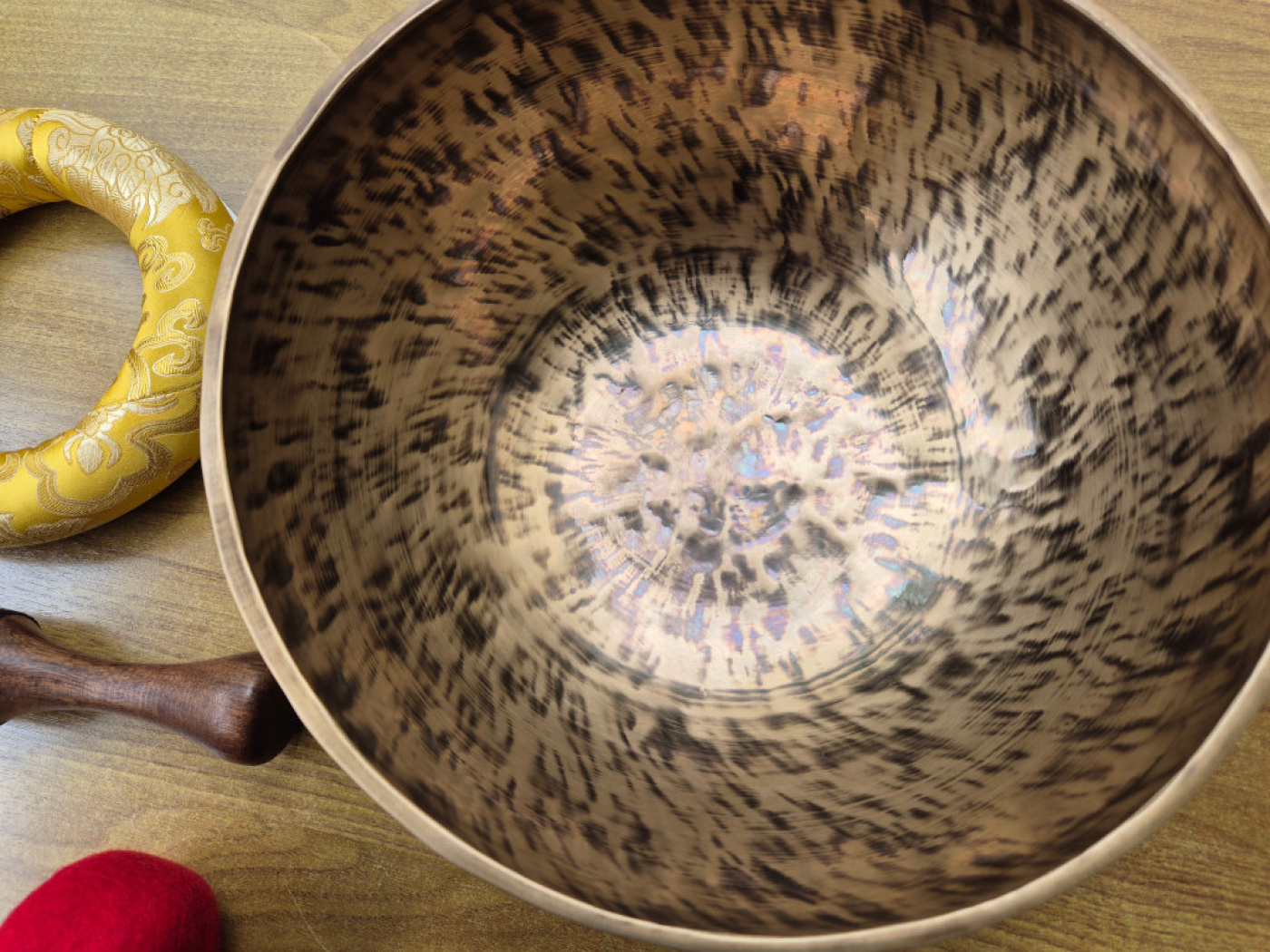 Große handgeschmiedete Moon-Klangschale aus Nepal mit Mantra-Gravur, Moon-Finish und Brokat-Kissen