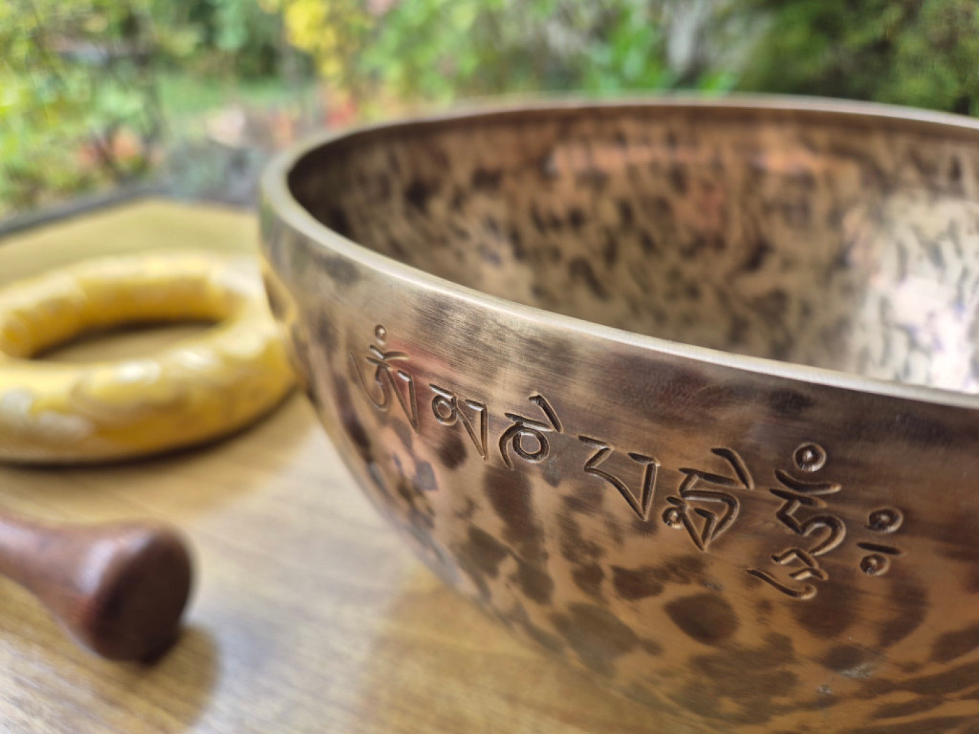 Große handgeschmiedete Moon-Klangschale aus Nepal mit Mantra-Gravur, Moon-Finish und Brokat-Kissen