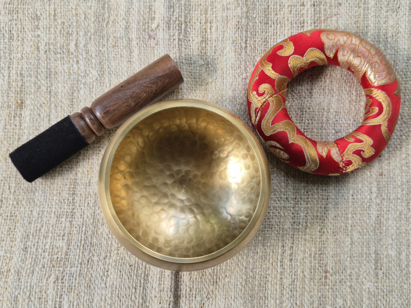 Kleine gegossene Klangschale aus Nepal mit Hammerschlag-Optik – ca. 10 cm Durchmesser, inklusive Klöppel und Kissen in Wunschfarbe.