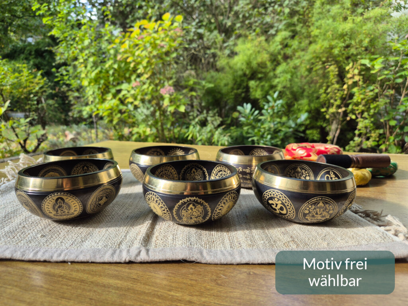 Schwarz-goldene Klangschalen aus Nepal mit verschiedenen Buddha-, Tara-, Shiva- und Ganesh-Motiven – Dein Lieblingsmotiv ist frei wählbar.