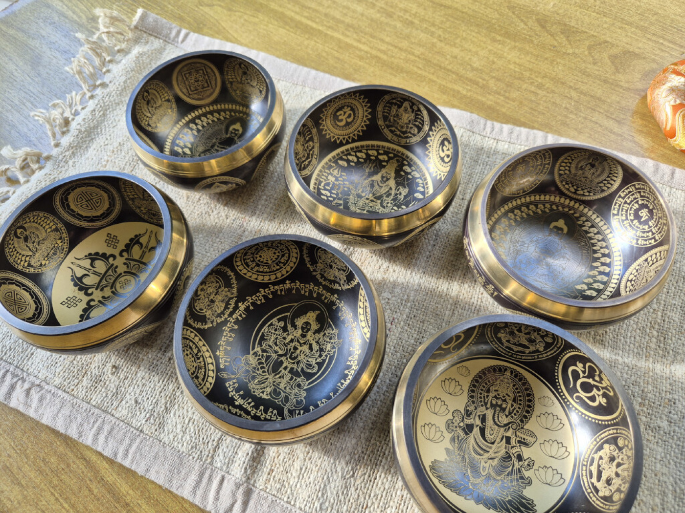 Schwarz-goldene Klangschalen aus Nepal mit verschiedenen Buddha-, Tara-, Shiva- und Ganesh-Motiven – Dein Lieblingsmotiv ist frei wählbar.