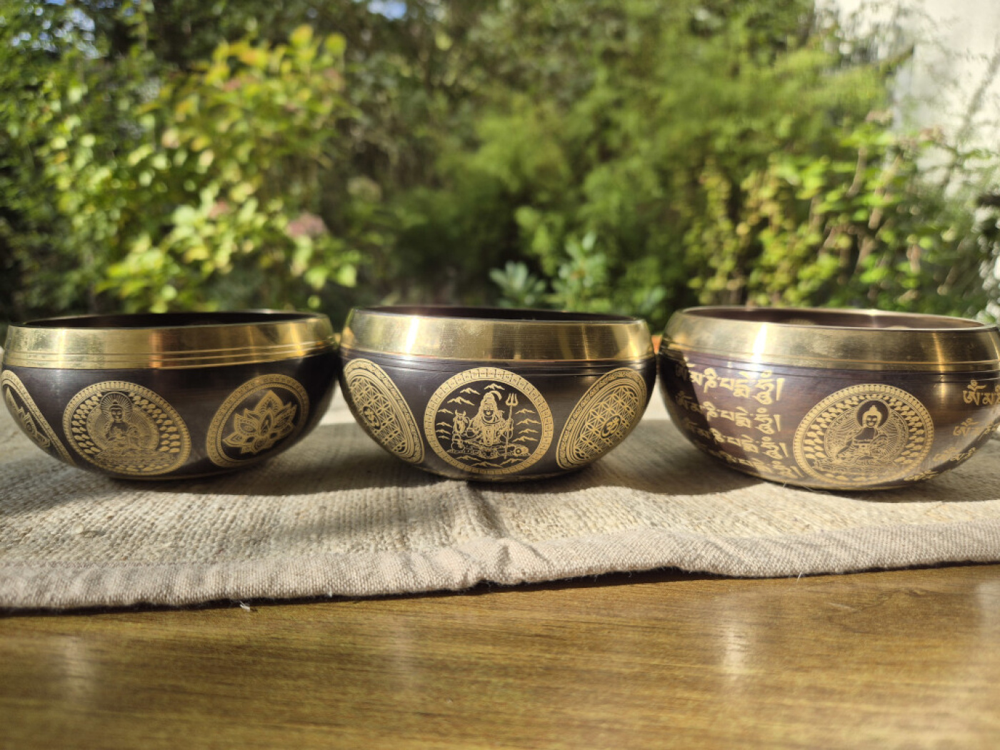 Schwarz-goldene Klangschalen aus Nepal mit verschiedenen Buddha-, Tara-, Shiva- und Ganesh-Motiven – Dein Lieblingsmotiv ist frei wählbar.