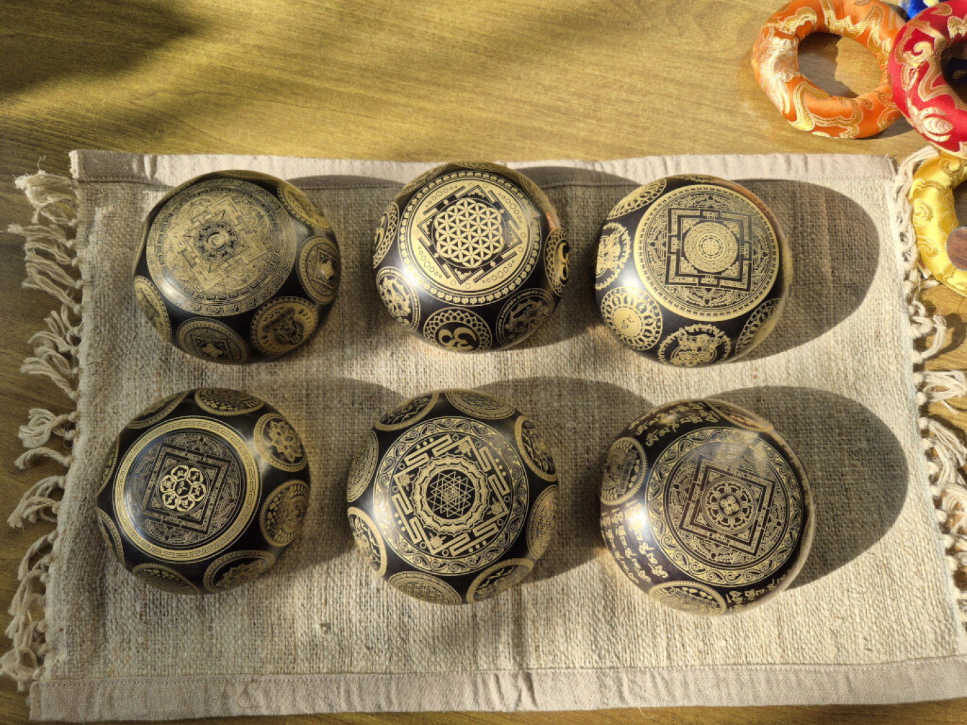 Schwarz-goldene Klangschalen aus Nepal mit verschiedenen Buddha-, Tara-, Shiva- und Ganesh-Motiven – Dein Lieblingsmotiv ist frei wählbar.
