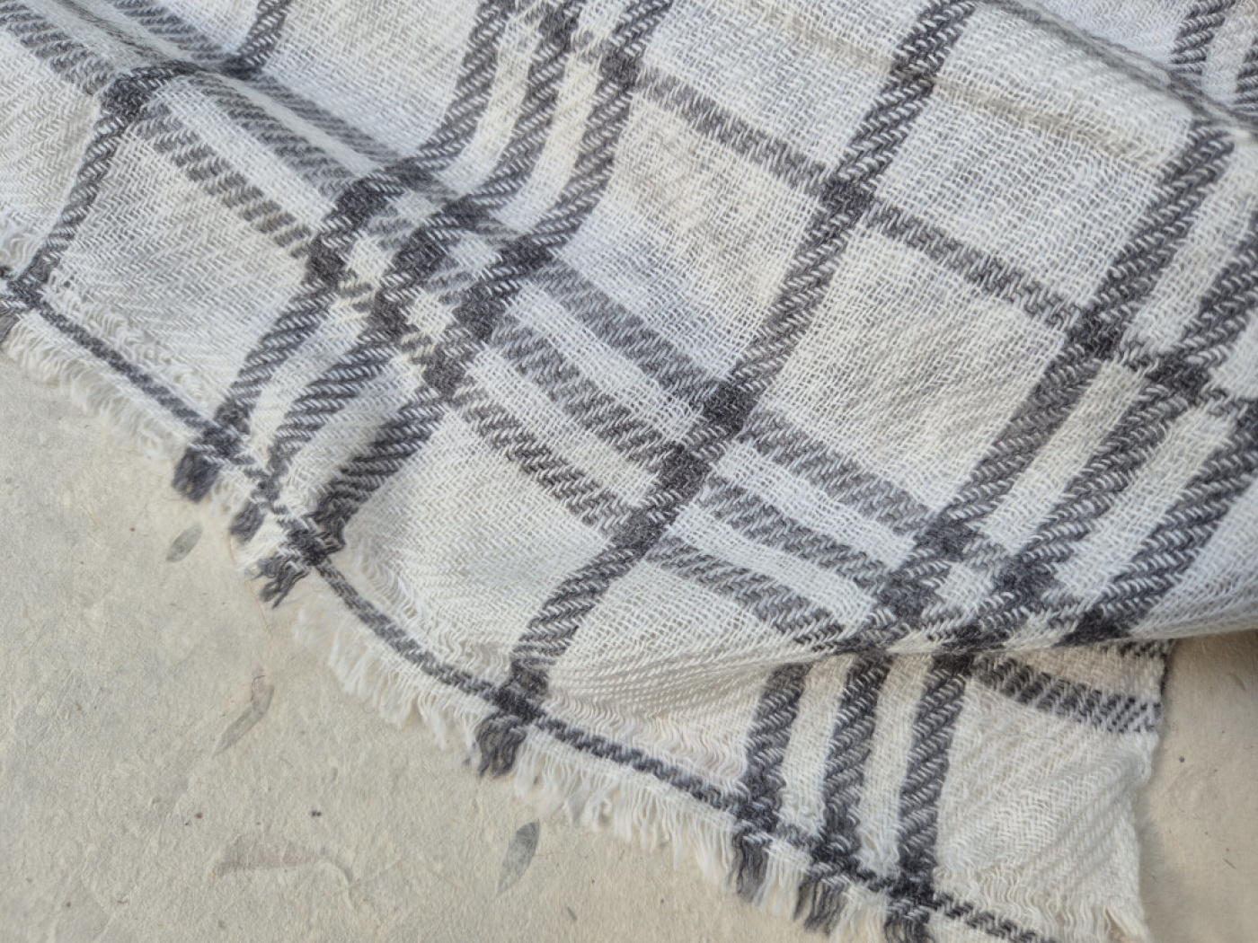 Handgewebter Kaschmir-Schal | Grau-Beige mit klassischem Karomuster | LWH