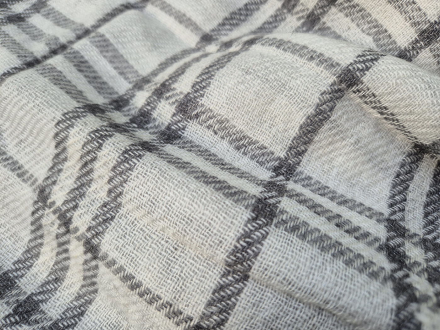 Handgewebter Kaschmir-Schal | Grau-Beige mit klassischem Karomuster | LWH